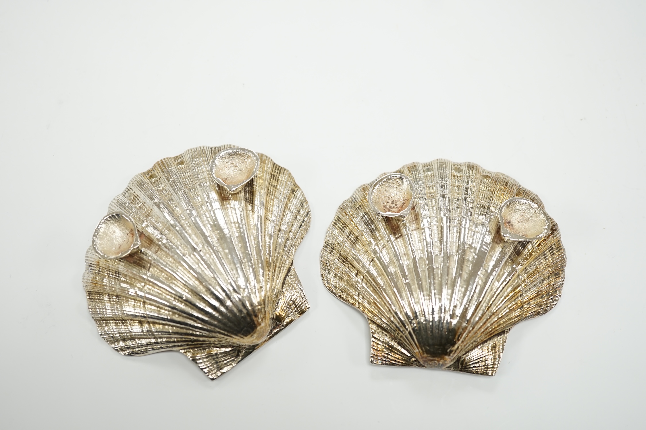 A modern pair of silver butter shells, Roberts & Dore, Sheffield, 1977, width 95mm, 8.4oz.